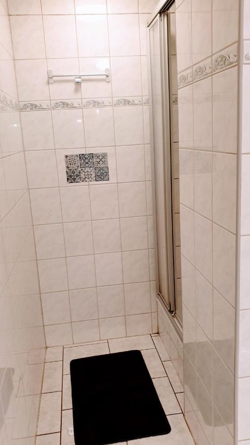 Budget Rooms In Halle With Shared Bathroom, Free Wifi, Netflix & Ipad Kültér fotó