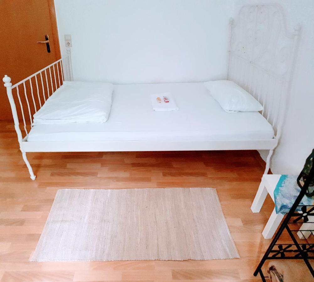 Budget Rooms In Halle With Shared Bathroom, Free Wifi, Netflix & Ipad Kültér fotó